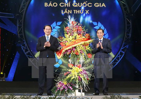 Chủ tịch nước nước Trần Đại Quang tặng hoa chúc mừng Hội Nhà báo Việt Nam.
